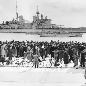 L'HMS Vanguard, che ha portato la Famiglia Reale nel loro tour in Sudafrica, è scortata di ritorno. L'HMS Vanguard, che ha portato la Famiglia Reale nel loro tour in Sudafrica, è scortata di ritorno.