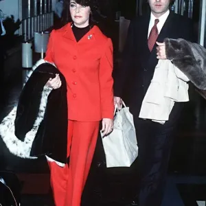 Elizabeth Taylor with Henry Wynberg at London Airport 1975 Print Elizabeth Taylor with Henry Wynberg at London Airport 1975 Print