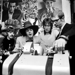 I Beatles in studio a Soho, completano il loro film Magical Mystery Tour.