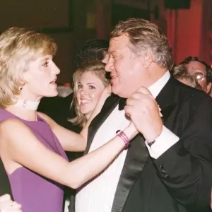 La principessa Diana balla con il milionario americano produttore di strumenti Michael Wilkie in un.