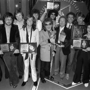 Ian Dury con altri vincitori, Robin Gibb, Leo Sayer e Nick Lowe. Ian Dury con altri vincitori, Robin Gibb, Leo Sayer e Nick Lowe.
