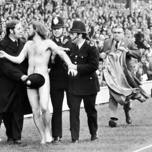El streaker Michael O'Brien sprinta hacia los brazos de policías que esperan durante el descanso. El streaker Michael O'Brien sprinta hacia los brazos de policías que esperan durante el descanso.