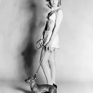 Lesley Duff Actriz modelando con un perro salchicha en la correa dbase. Lesley Duff Actriz modelando con un perro salchicha en la correa dbase.