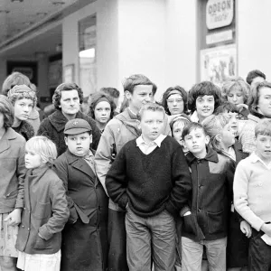 Los Beatles Noviembre 1963 Los fans de The Beatles esperan la llegada de la Banda en.