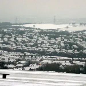 Las colinas de Lickey mirando hacia abajo sobre Rubery, casas cubiertas de nieve mientras el golpe de frío se produce.