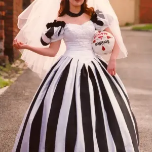 Sarah Robey modela el vestido de novia negro y blanco que estará en exhibición en un.