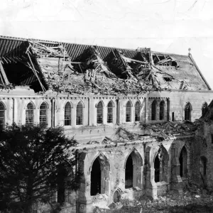 La nave destrozada de la catedral de Llandaff bajo la dura luz del amanecer el 3 de enero.