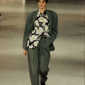 Yasmin Le Bon Modelo y esposa de Simon Le Bon haciendo una paseata de moda.