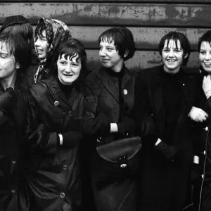 Los Beatles Noviembre 1963 Fans fuera del Coventry Theatre esperando a sus héroes. Los Beatles Noviembre 1963 Fans fuera del Coventry Theatre esperando a sus héroes.