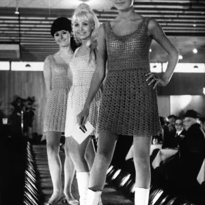 Desfile de moda de faldas cortas en Dusseldorf Alemania, marzo 1967. Desfile de moda de faldas cortas en Dusseldorf Alemania, marzo 1967.