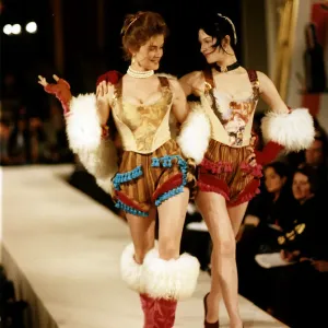 La modelo en la pasarela modelaba diseños de Vivienne Westwood en una muestra de moda con falda asimétrica. La modelo en la pasarela modelaba diseños de Vivienne Westwood en una muestra de moda con falda asimétrica.