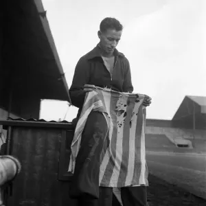 Le club de football Hull City gardien de but Billy Bly Février 1949 O17074-002. Le club de football Hull City gardien de but Billy Bly Février 1949 O17074-002.