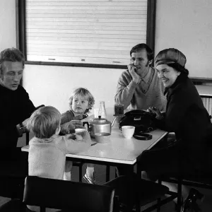 Pat Crerand et Denis Law avec Mme OFarrell juin 1971 épouse de Frank OFarrell. Pat Crerand et Denis Law avec Mme OFarrell juin 1971 épouse de Frank OFarrell.