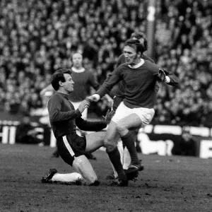 Pat Crerand du Manchester United est confronté en janvier 1971 par Peter Houseman du Chelsea. Pat Crerand du Manchester United est confronté en janvier 1971 par Peter Houseman du Chelsea.