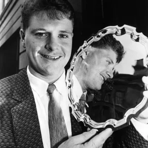 Paul Gascoigne (Gazza) recevant le prix Barclays Young Eagle. Novembre 1987. Paul Gascoigne (Gazza) recevant le prix Barclays Young Eagle. Novembre 1987.