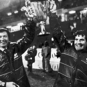 El entrenador de Aberdeen Alex Ferguson y su asistente Archie Knox sosteniendo la Copa de Campeones Europeos. El entrenador de Aberdeen Alex Ferguson y su asistente Archie Knox sosteniendo la Copa de Campeones Europeos.