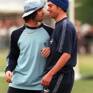 Damon Albarn y Liam Gallagher tienen un enfrentamiento en una partid de fútbol benéfico. Damon Albarn y Liam Gallagher tienen un enfrentamiento en una partid de fútbol benéfico.