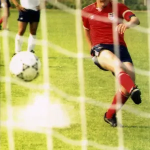 Inglaterra Peter Beardsley marca desde un penal durante una sesión de entrenamiento antes. Inglaterra Peter Beardsley marca desde un penal durante una sesión de entrenamiento antes.