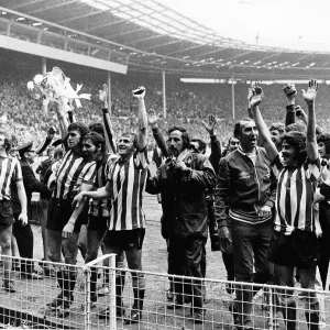 Final de la FA Cup 73 Sunderland v Leeds El equipo de Sunderland hace una señal a los aficionados después de su victoria. Final de la FA Cup 73 Sunderland v Leeds El equipo de Sunderland hace una señal a los aficionados después de su victoria.