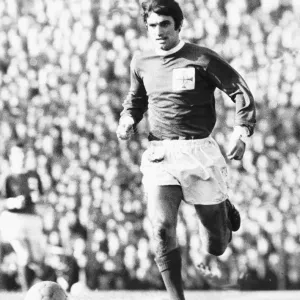 George Best jugando para Irlanda del Norte durante el partido internacional contra Escocia. George Best jugando para Irlanda del Norte durante el partido internacional contra Escocia.