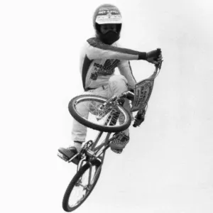 El campeón de BMX Andy Ruffell visto aquí en el aire. 15 de abril de 1984.