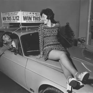 El comediante Colin Crompton se ve aquí posando con un Jaguar XJ12.