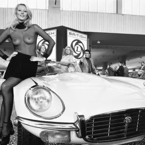 Escenas generales del salón de automóviles de París en 1972 el 6 de octubre 1972.