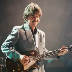 George Harrison ex Beatles tocando la guitarra en el concierto de Gary Moore en el Royal.
