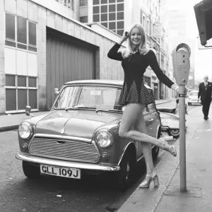 Jenny Clare se ve aquí posando con su Leyland Mini el 6 de octubre de 1972.