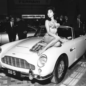 El modelo se drapeó sobre el capó de un Aston Martin DB5 en la British International Motor.