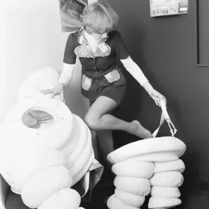El modelo se ve aquí poniendo un traje de Michelin Man en la feria del automóvil de 1972 en Earls Court.