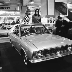 Modelos posando en este convertible Ford Cortina Mark 2 en el Salón del Automóvil de Londres, 18 de octubre de 1966.