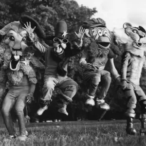 El grupo de pop llamado Animal Kwackers se puede ver aquí en un parque del centro de Londres.