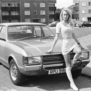 La modelo Andrea Lloyd de Reveille se ve aquí posando con un Ford Consul, que es el primer premio en.