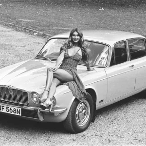 La modelo Reveille Marilyn Coles vista aquí posando con un Jaguar.