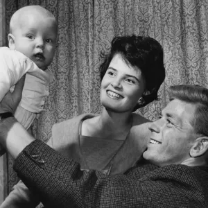 L'attaquant du centre d'Aston Villa, Gerry Hitchens, avec son épouse Meriol et leur bébé. L'attaquant du centre d'Aston Villa, Gerry Hitchens, avec son épouse Meriol et leur bébé.