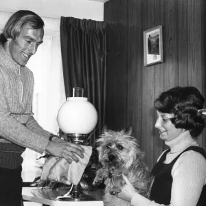 Le joueur de football d'Aston Villa Ray Graydon à la maison avec son épouse Sue et leur chien de compagnie Cindy. Le joueur de football d'Aston Villa Ray Graydon à la maison avec son épouse Sue et leur chien de compagnie Cindy.