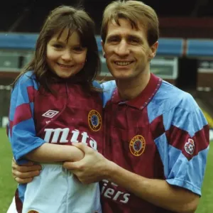 L'astre d'Aston Villa Gordon Cowans avec sa fille Jenna âgée de 6 ans qui présentera HRH. L'astre d'Aston Villa Gordon Cowans avec sa fille Jenna âgée de 6 ans qui présentera HRH.