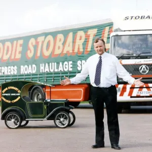 Eddie Stobert est un transporteur Eddie Stobart maintenant ses camions l'ont fait une figure de culte comme. Eddie Stobert est un transporteur Eddie Stobart maintenant ses camions l'ont fait une figure de culte comme.