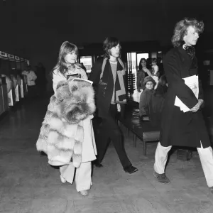 Mick Jagger et Marianne Faithfull vus ici à l'aéroport de Londres partant pour Dublin.