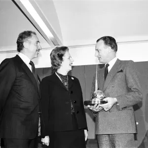 La Première ministre Margaret Thatcher présente le prix national Vala de l'.