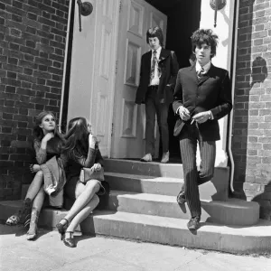 Le chanteur des Rolling Stones Mick Jagger et Keith Richards arrivent à la cour pour affaires de drogue.