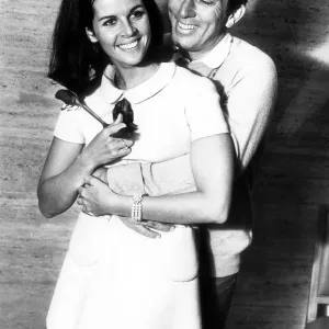 Andy Williams et son épouse Claudine Longet - mai 1968 à l'hôtel Savoy Mirrorpix. Andy Williams et son épouse Claudine Longet - mai 1968 à l'hôtel Savoy Mirrorpix.
