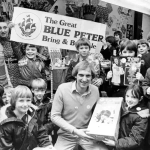 Le Programme Télévisé Blue Peter - Le présentateur Simon Groom rencontre des enfants de St Charles. Le Programme Télévisé Blue Peter - Le présentateur Simon Groom rencontre des enfants de St Charles.