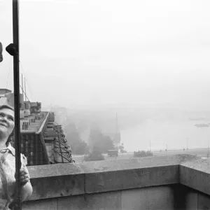 La charwoman du Savoy vue ici en train de nettoyer les vitres d'une suite qui donne sur la rivière. La charwoman du Savoy vue ici en train de nettoyer les vitres d'une suite qui donne sur la rivière.