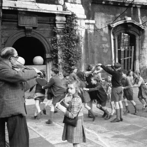 Enfants jouant aux Oranges et citrons dans l'église Saint-Clement Danes Londres. Circa 1946. Enfants jouant aux Oranges et citrons dans l'église Saint-Clement Danes Londres. Circa 1946.