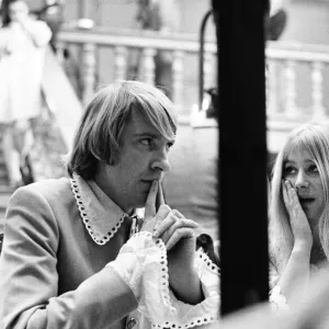 Helen Mirren en tant que Hermia vue ici avec un David Warner réfléchi comme Lysandre sur le tournage. Helen Mirren en tant que Hermia vue ici avec un David Warner réfléchi comme Lysandre sur le tournage.