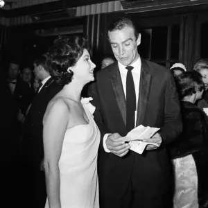 Sean Connery et Zena Marshal assistent à la Première du Film DR NO. Sean Connery et Zena Marshal assistent à la Première du Film DR NO.