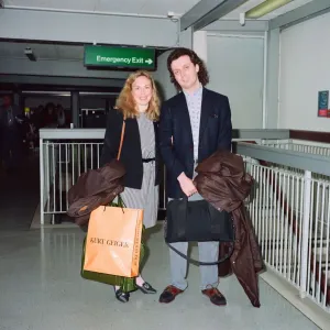 Jayne Torvill et son mari Phil Christensen arrivent à l'aéroport de Londres. 17 mai 1991 Jayne Torvill et son mari Phil Christensen arrivent à l'aéroport de Londres. 17 mai 1991