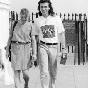 Jayne Torvill et son mari Phil Christensen marchant dans la rue. 23 septembre 1991. Jayne Torvill et son mari Phil Christensen marchant dans la rue. 23 septembre 1991.